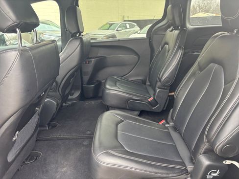 Used 2025 Chrysler Pacifica Select image 28