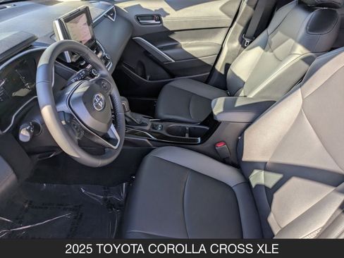 Used 2025 Toyota Corolla Cross XLE image 14