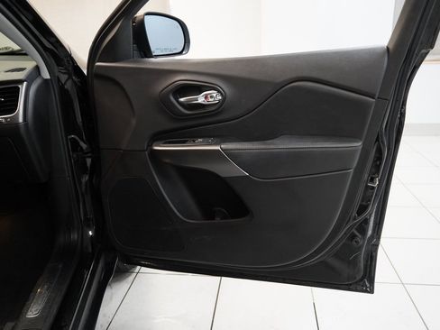 Used 2019 Jeep Cherokee Limited image 27