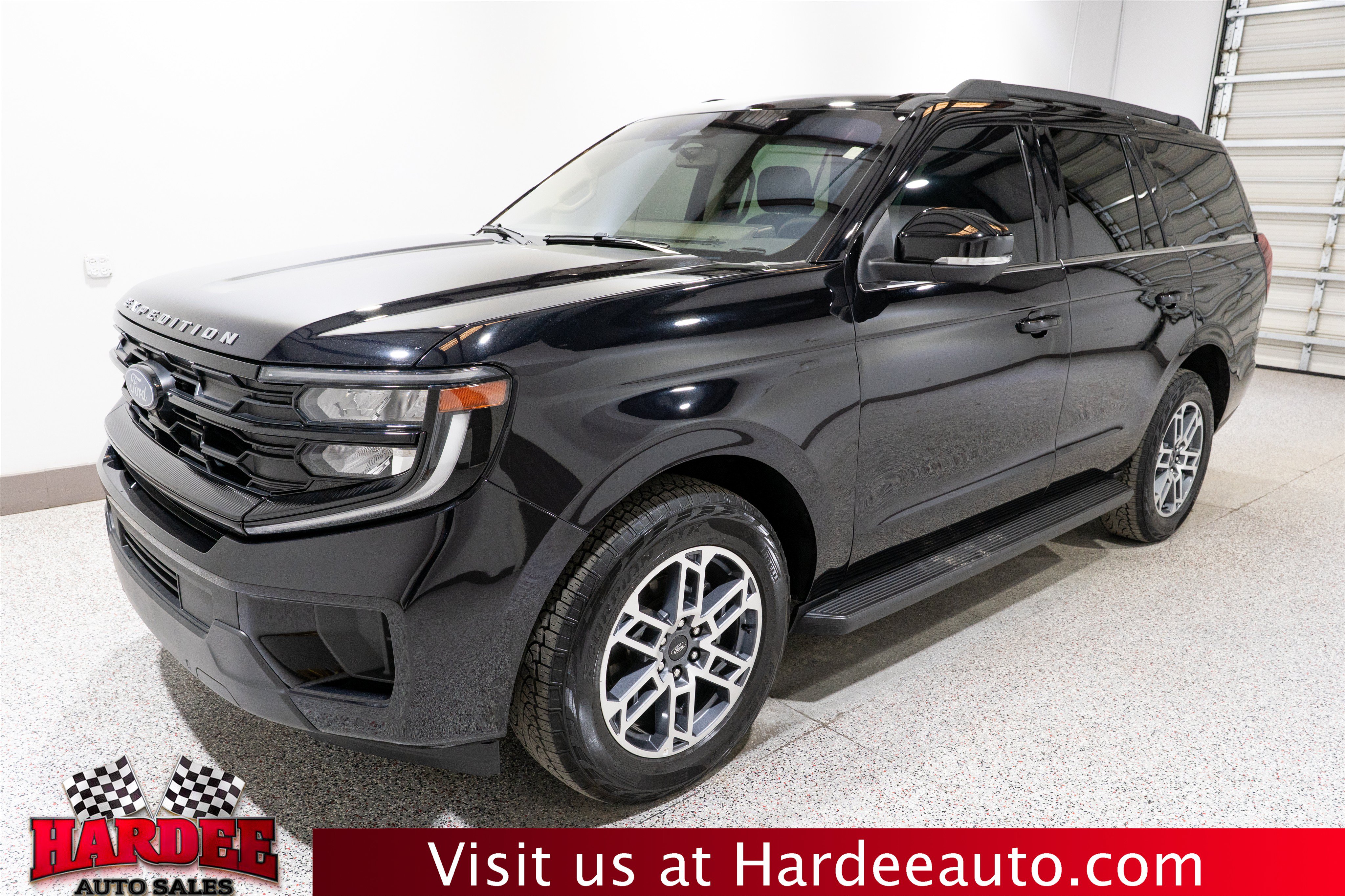 Used 2025 Ford Expedition Active AWD/4WD image 2