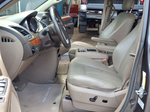 Used 2015 Chrysler Town & Country Touring-L w/ Trailer Tow Group FWD image 6