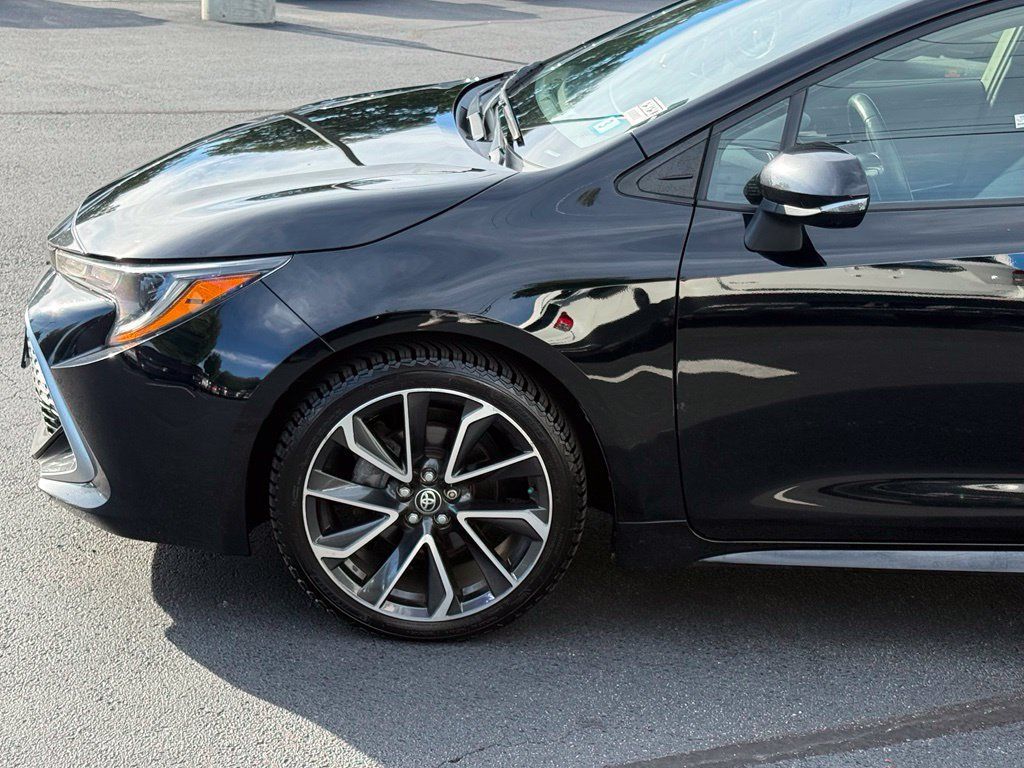 Used 2019 Toyota Corolla XSE FWD image 2