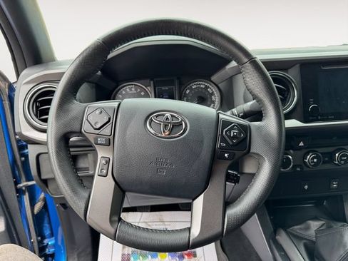 Used 2017 Toyota Tacoma TRD Sport w/ Tow Package AWD/4WD image 13