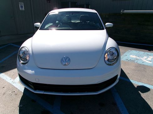 Used 2015 Volkswagen Beetle 1.8T Classic FWD image 4