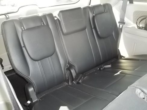 Used 2016 Chrysler Town & Country Touring FWD image 12