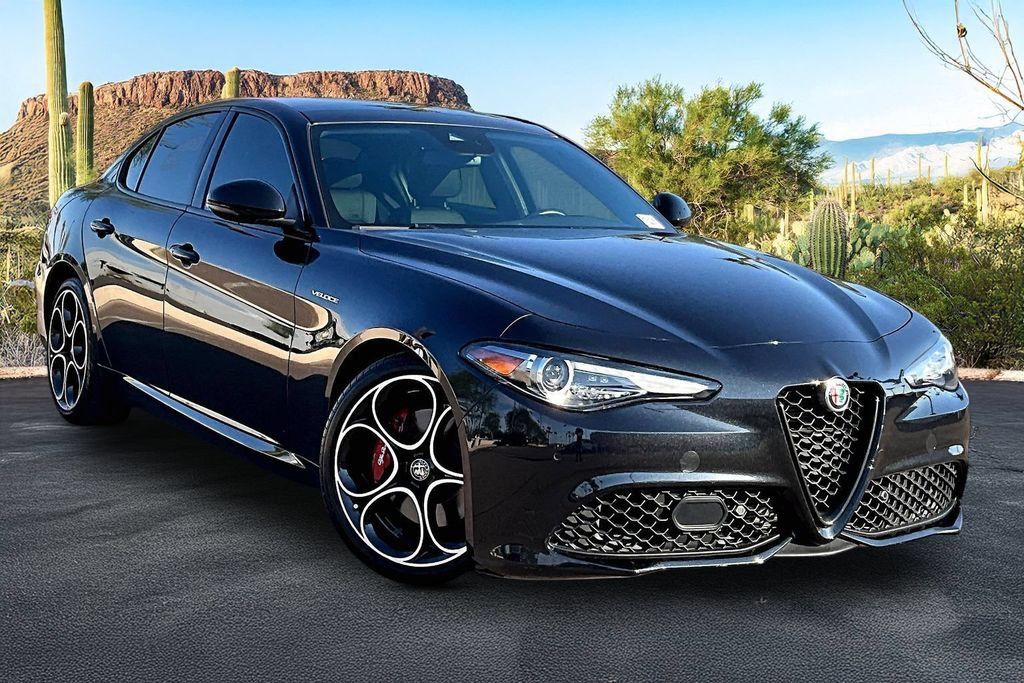 Used 2023 Alfa Romeo Giulia Veloce RWD image 12