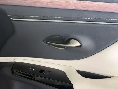 Certified 2025 Lexus ES 300h w/ Premium Package image 30