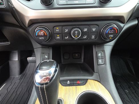Used 2019 GMC Acadia Denali w/ Technology Package FWD image 23
