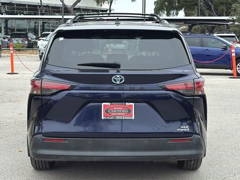 Used 2021 Toyota Sienna XLE image 4