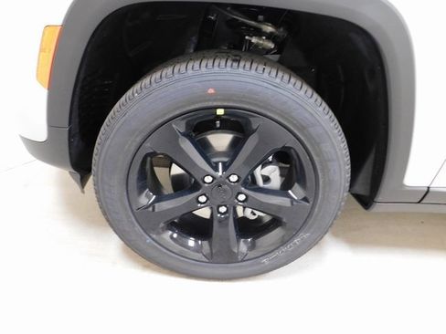 New 2025 Jeep Grand Cherokee Altitude image 11