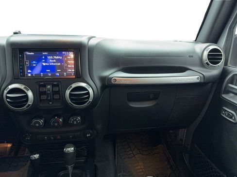 Used 2018 Jeep Wrangler Unlimited Sahara image 18