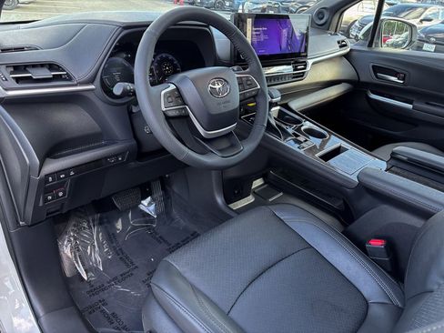 Used 2025 Toyota Sienna Limited image 18