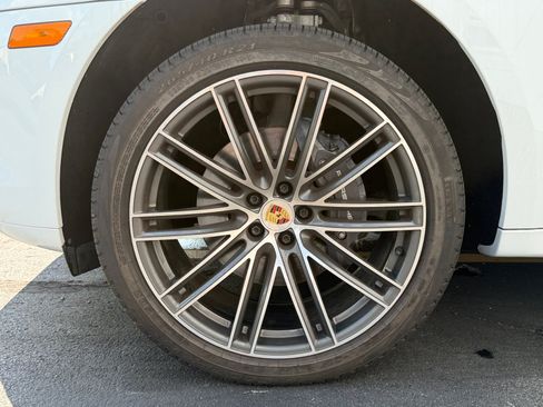 Certified 2025 Porsche Macan AWD/4WD image 11