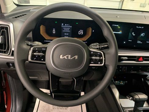 Used 2025 Kia Sorento LX image 7
