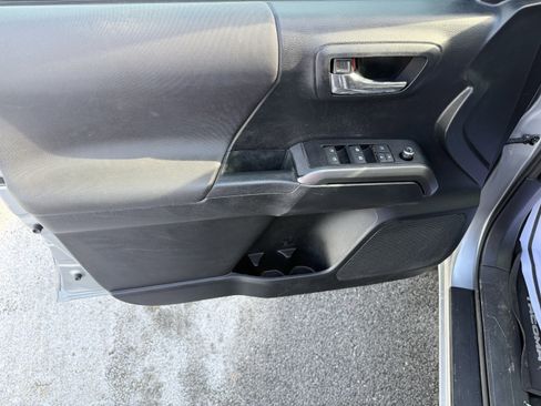 Used 2018 Toyota Tacoma TRD Off-Road image 24