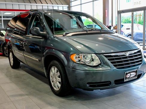 Used 2006 Chrysler Town & Country Touring FWD image 3