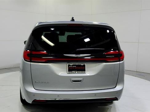 Used 2024 Chrysler Pacifica Touring-L FWD image 7
