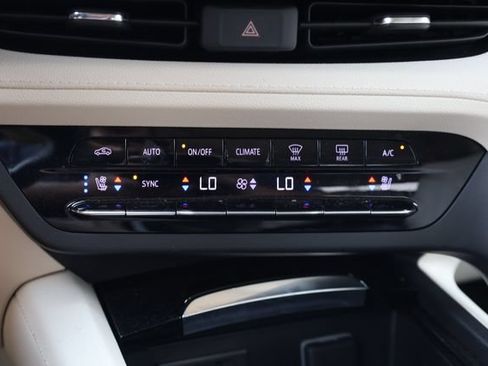 Used 2022 Buick Envision Avenir w/ Technology Package II FWD image 19