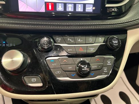 Used 2024 Chrysler Pacifica Touring-L w/ Uconnect Theater Family Group FWD image 19