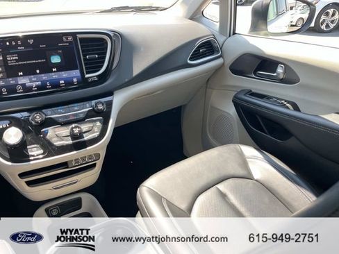 Used 2023 Chrysler Pacifica Touring-L image 14