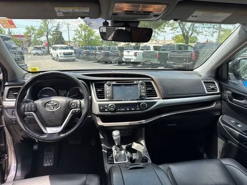 Used 2019 Toyota Highlander XLE AWD/4WD image 18