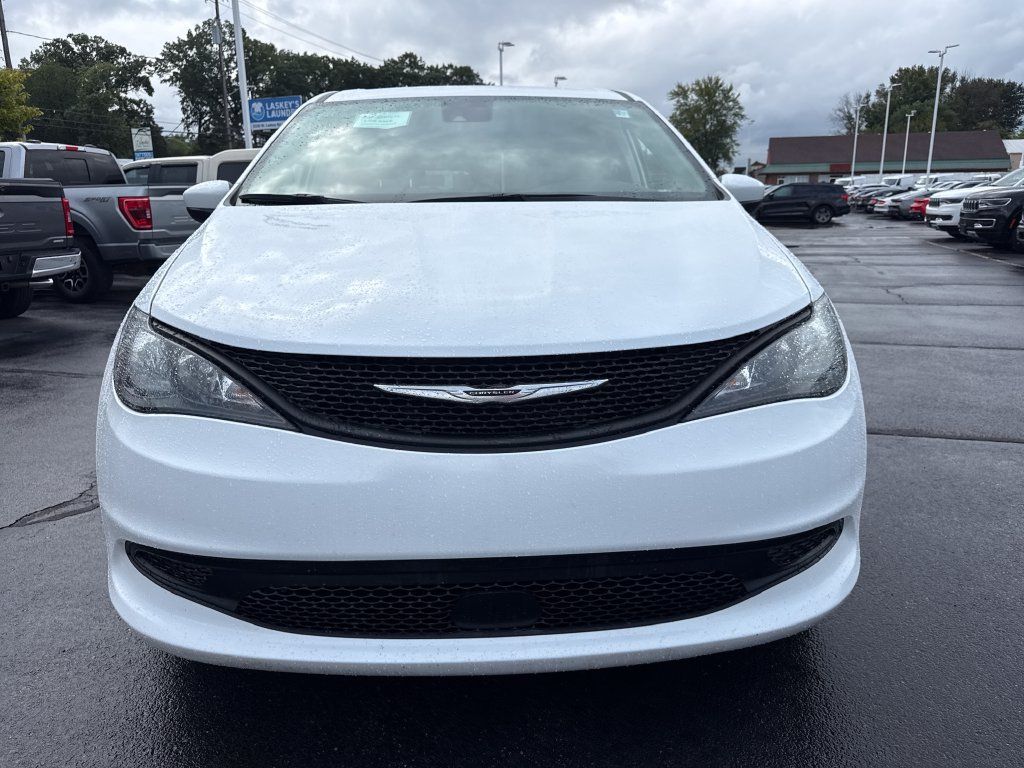 Used 2023 Chrysler Voyager LX FWD image 3