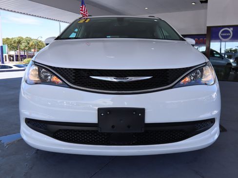 Used 2021 Chrysler Voyager Lxi image 12