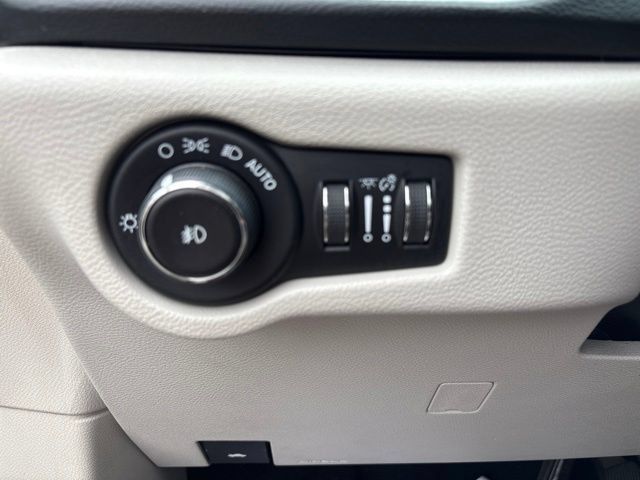 Used 2019 Chrysler Pacifica Touring-L Plus w/ Tire & Wheel Group FWD image 26