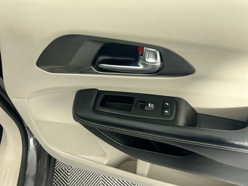 Used 2023 Chrysler Pacifica Touring-L FWD image 29