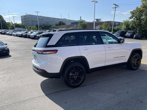 Used 2025 Jeep Grand Cherokee Altitude AWD/4WD image 8