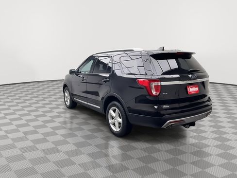 Used 2017 Ford Explorer XLT image 2