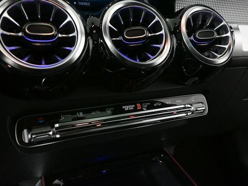 Used 2022 Mercedes-Benz GLB 250 4MATIC image 14