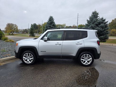 Used 2017 Jeep Renegade Latitude w/ Cold Weather Group image 6