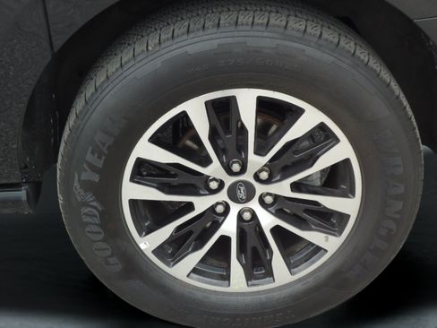 Used 2025 Ford Expedition Max Platinum AWD/4WD image 9