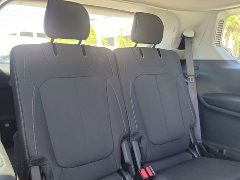 Used 2023 Jeep Grand Cherokee L Laredo image 29