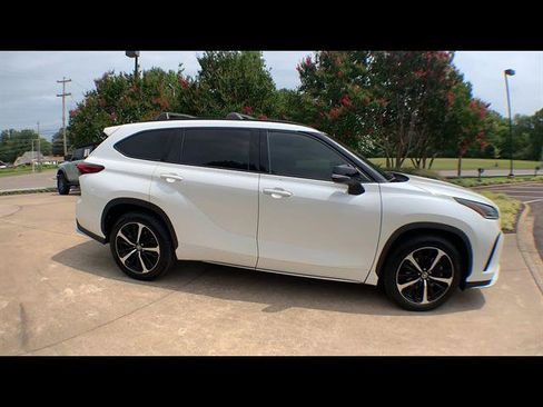 Used 2021 Toyota Highlander XSE AWD/4WD image 9
