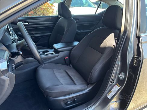 Used 2025 Nissan Altima 2.5 SV FWD image 37