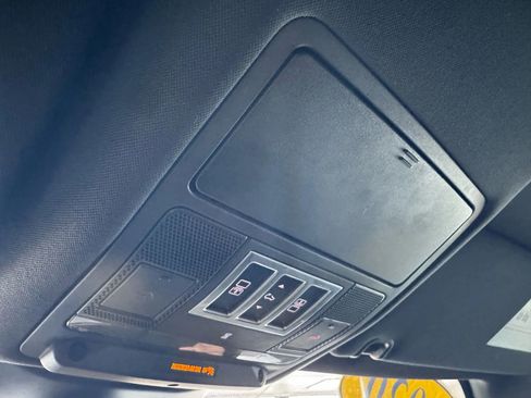 Used 2020 Land Rover Discovery Landmark image 41