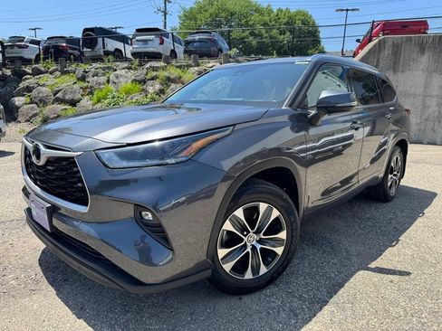 Used 2021 Toyota Highlander XLE AWD/4WD image 2