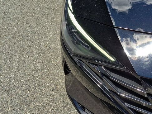Used 2023 Hyundai Elantra Limited FWD image 12