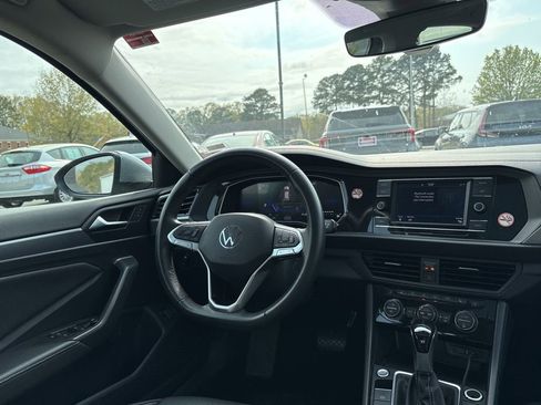 Used 2024 Volkswagen Jetta SE image 8