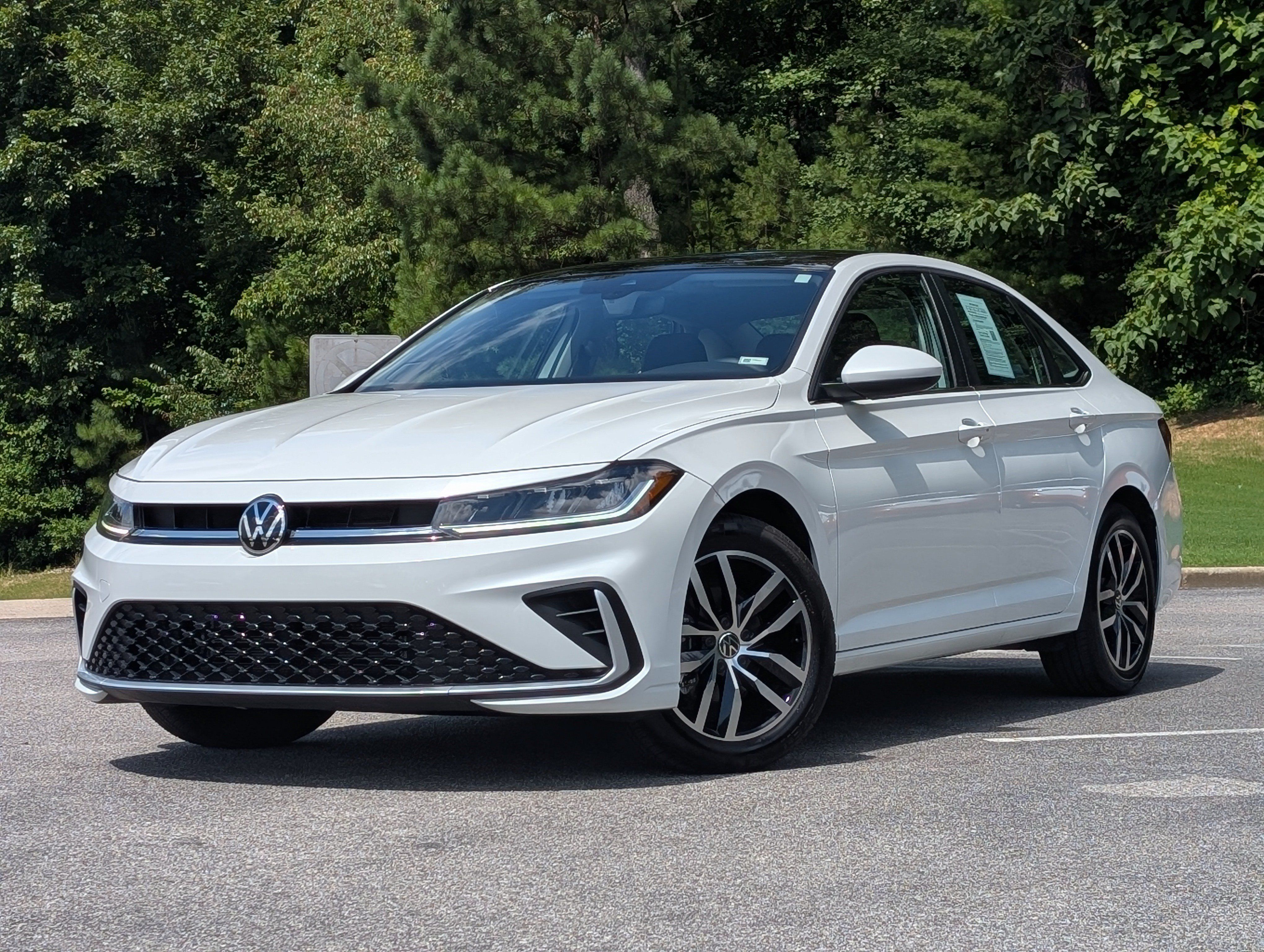 Used 2025 Volkswagen Jetta SE w/ Sunroof Package FWD image 4