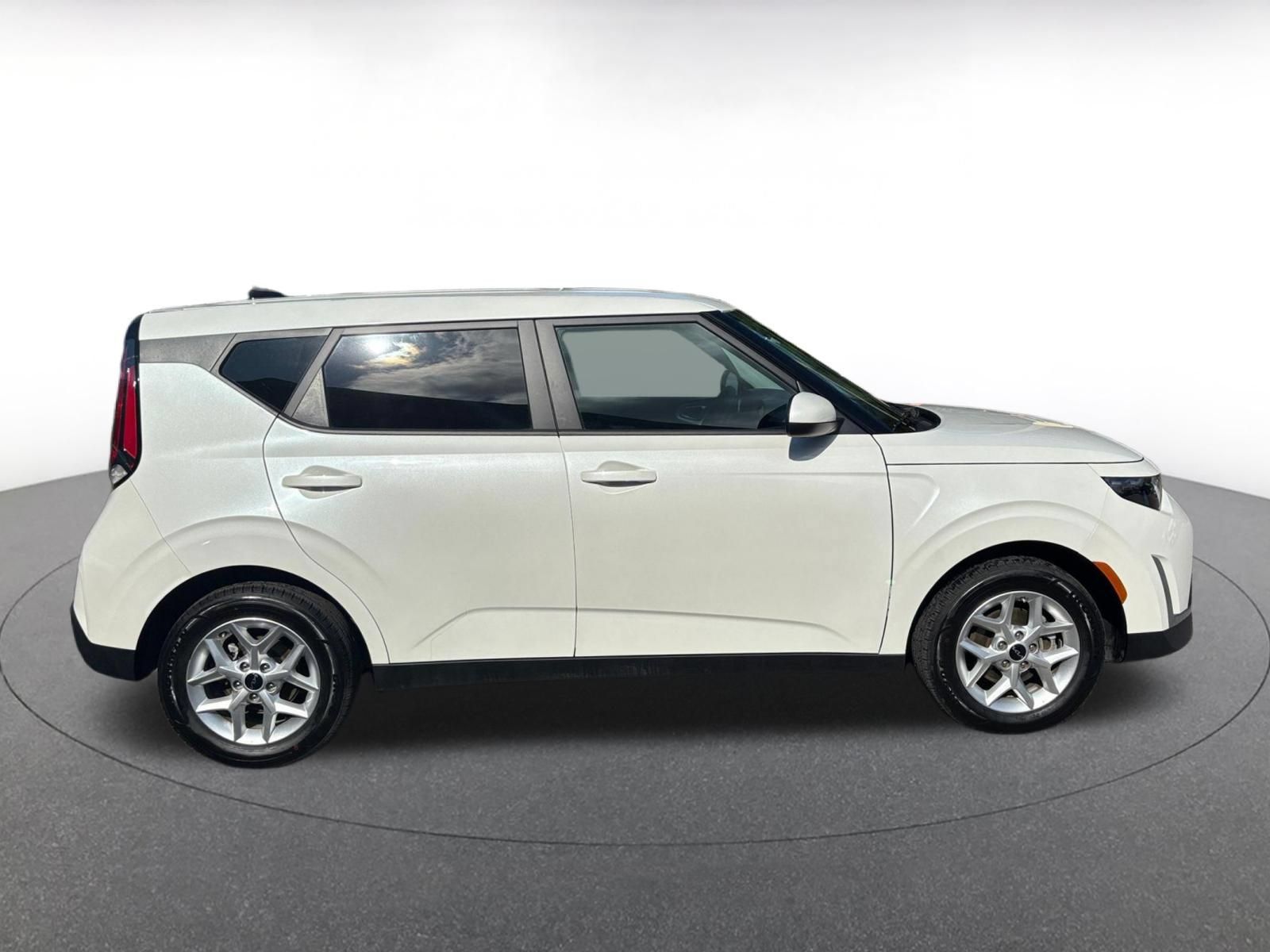 Used 2025 Kia Soul LX w/ LX Technology Package FWD image 14