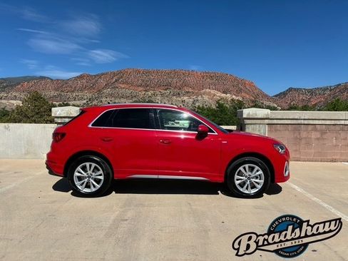 Used 2024 Audi Q3 2.0T Premium image 3