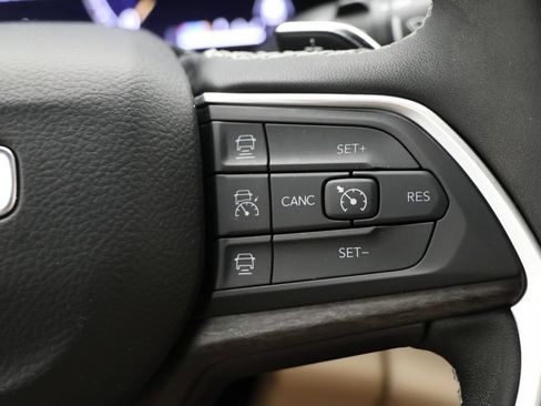 Used 2025 Jeep Grand Cherokee Limited AWD/4WD image 20
