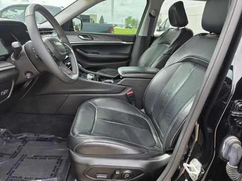 Used 2023 Jeep Grand Cherokee L Limited w/ Luxury Tech Group II image 3