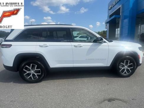 Used 2025 Jeep Grand Cherokee Limited AWD/4WD image 4