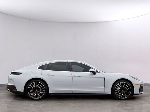 Certified 2025 Porsche Panamera 4 image 9