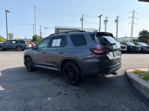 Used 2025 Honda Pilot Touring image 3