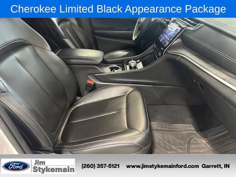 Used 2024 Jeep Grand Cherokee Limited w/ Black Appearance Package AWD/4WD image 31